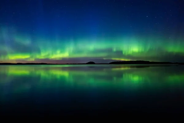 Vacker Utsikt Över Norrsken Över Lugn Lake Sverige Aurora Borealis — Stockfoto