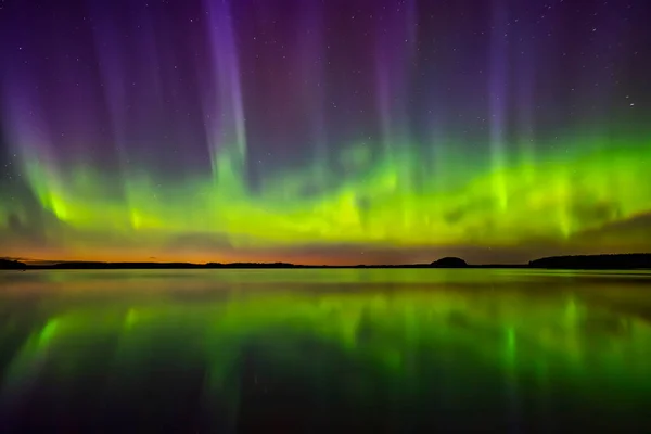 Malerischer Blick Auf Nordlichter Über Den Ruhigen See Schweden Polarlichter Stockbild