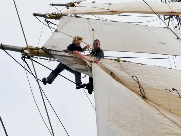 バルト海 スウェーデン 8月20日 バルト海で8月20日2023にバルト海でバルト海に出かける若者と観光客との帆船ブリゲン トレイクスで未確認の人々 ロイヤリティフリーのストック画像