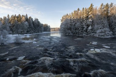 Kar ve buz ile soğuk kış manzara nehirde. İsveç'te Farnebofjarden Milli Parkı.
