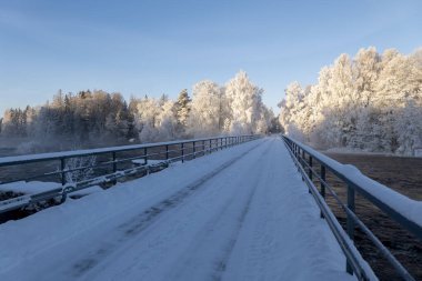 Kar ve buz ile soğuk kış manzara nehirde. İsveç'te Farnebofjarden Milli Parkı.