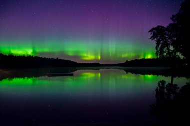 İsveç (Aurora borealis sakin göl üzerinde Kuzey ışıkları doğal görünümünü)