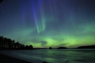 İsveç (Aurora borealis sakin göl üzerinde Kuzey ışıkları doğal görünümünü)