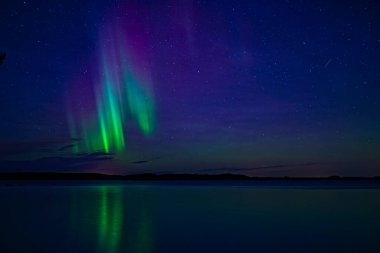 İsveç (Aurora borealis sakin göl üzerinde Kuzey ışıkları doğal görünümünü)