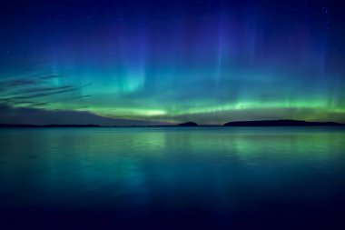 İsveç (Aurora borealis sakin göl üzerinde Kuzey ışıkları doğal görünümünü)