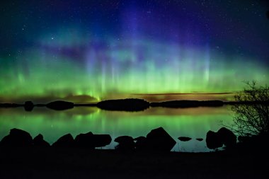 İsveç (Aurora borealis sakin göl üzerinde Kuzey ışıkları doğal görünümünü)