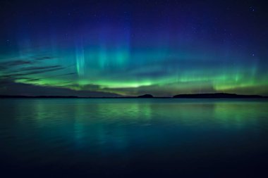 İsveç (Aurora borealis sakin göl üzerinde Kuzey ışıkları doğal görünümünü)