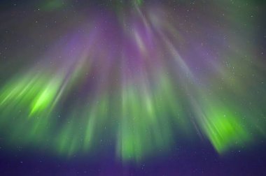 İsveç 'teki Abisko milli parkının kuzey ışıklarının manzarası. 