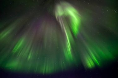 İsveç 'teki Abisko milli parkının kuzey ışıklarının manzarası. 
