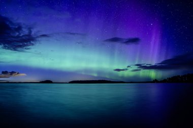 İsveç 'teki sakin göl üzerindeki kuzey ışıklarının manzarası (Aurora borealis) Farnebofjarden Milli Parkı
