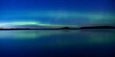 İsveç 'teki sakin göl üzerindeki kuzey ışıklarının manzarası (Aurora borealis) Farnebofjarden Milli Parkı