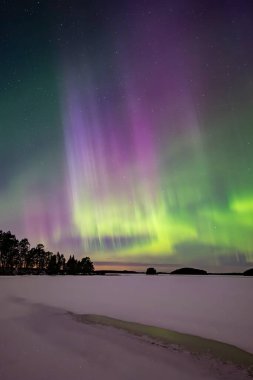 İsveç 'teki sakin göl üzerindeki kuzey ışıklarının manzarası (Aurora borealis) Farnebofjarden Milli Parkı