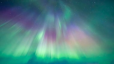 İsveç 'teki Abisko milli parkının kuzey ışıklarının manzarası. 