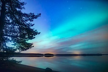 İsveç 'teki sakin göl üzerindeki kuzey ışıklarının manzarası (Aurora borealis) Farnebofjarden Milli Parkı