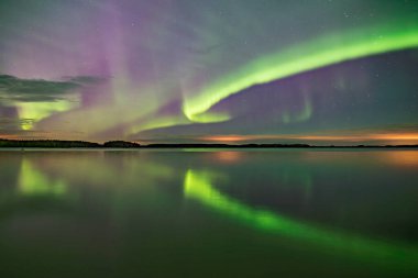 İsveç 'teki sakin göl üzerindeki kuzey ışıklarının manzarası (Aurora borealis) Farnebofjarden Milli Parkı