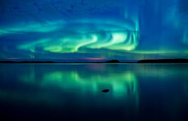 İsveç 'teki sakin göl üzerindeki kuzey ışıklarının manzarası (Aurora borealis) Farnebofjarden Milli Parkı