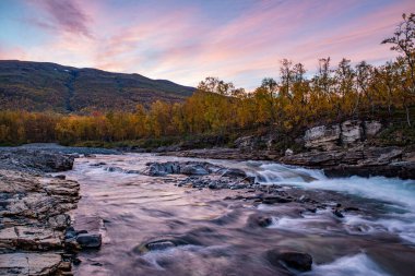 İsveç 'in kuzeyindeki Abisko Ulusal Parkı' nda güzel bir nehir manzarasında gün doğumu sabahı.