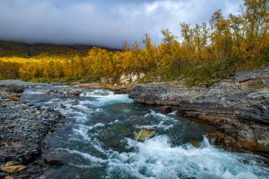 İsveç 'in kuzeyindeki Abisko Ulusal Parkı' nda güzel bir nehir manzarasında gün doğumu sabahı.