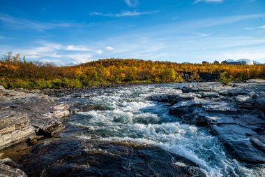 İsveç 'in kuzeyindeki Abisko Ulusal Parkı' nda güzel bir nehir manzarasında gün doğumu sabahı.