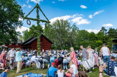 Torstuna, İsveç - 21 Haziran - 21 Haziran 2024 'te İsveç' in Torstuna kentinde düzenlenen yaz ortası festivalinde geleneksel folklor kıyafeti içinde