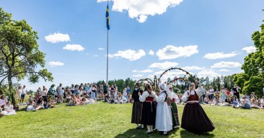 Torstuna, İsveç - 21 Haziran - 21 Haziran 2024 'te İsveç' in Torstuna kentinde düzenlenen yaz ortası festivalinde geleneksel folklor kıyafeti içinde