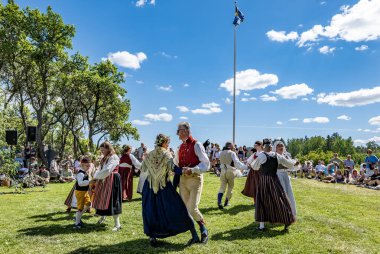 Torstuna, İsveç - 21 Haziran - 21 Haziran 2024 'te İsveç' in Torstuna kentinde düzenlenen yaz ortası festivalinde geleneksel folklor kıyafeti içinde