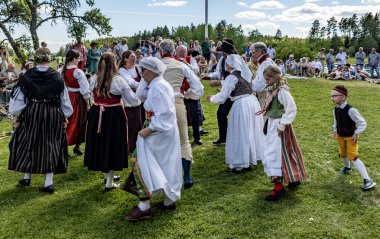Torstuna, İsveç - 21 Haziran - 21 Haziran 2024 'te İsveç' in Torstuna kentinde düzenlenen yaz ortası festivalinde geleneksel folklor kıyafeti içinde