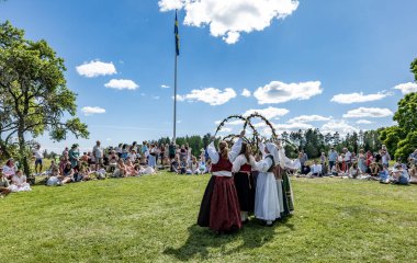 Torstuna, İsveç - 21 Haziran - 21 Haziran 2024 'te İsveç' in Torstuna kentinde düzenlenen yaz ortası festivalinde geleneksel folklor kıyafeti içinde