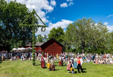Torstuna, İsveç - 21 Haziran - 21 Haziran 2024 'te İsveç' in Torstuna kentinde düzenlenen yaz ortası festivalinde geleneksel folklor kıyafeti içinde