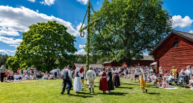 Torstuna, İsveç - 21 Haziran - 21 Haziran 2024 'te İsveç' in Torstuna kentinde düzenlenen yaz ortası festivalinde geleneksel folklor kıyafeti içinde