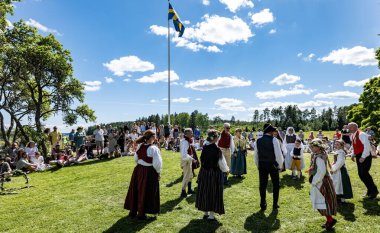 Torstuna, İsveç - 21 Haziran - 21 Haziran 2024 'te İsveç' in Torstuna kentinde düzenlenen yaz ortası festivalinde geleneksel folklor kıyafeti içinde