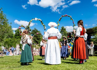 Torstuna, İsveç - 21 Haziran - 21 Haziran 2024 'te İsveç' in Torstuna kentinde düzenlenen yaz ortası festivalinde geleneksel folklor kıyafeti içinde