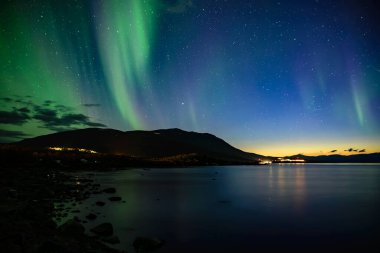 Kuzey ışıkları sakin göl üzerinde doğal görünümünü. İsveç'te Abisko Milli Parkı. 