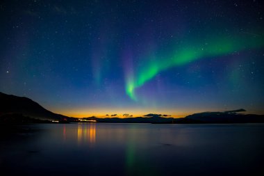 Kuzey ışıkları sakin göl üzerinde doğal görünümünü. İsveç'te Abisko Milli Parkı. 