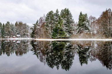 Kar ve buz ile soğuk kış manzara nehirde. İsveç'te Farnebofjarden Milli Parkı.