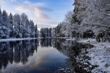 Kar ve buz ile soğuk kış manzara nehirde. İsveç'te Farnebofjarden Milli Parkı.