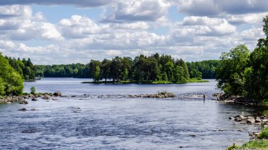 Baharda İsveç nehri ve natura somonl bölgesi. Farnebofjarden Ulusal Parkı, İsveç 'in kuzeyinde..