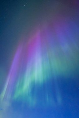 Kuzey ışıklarının manzarası. Farnebofjarden Natioanl Parkı, İsveç 'in kuzeyinde.