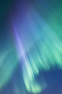 Kuzey ışıklarının manzarası. Farnebofjarden Natioanl Parkı, İsveç 'in kuzeyinde.