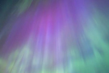 Kuzey ışıklarının manzarası. Farnebofjarden Natioanl Parkı, İsveç 'in kuzeyinde.