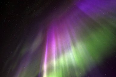 Kuzey ışıkları arkaplanının manzara görüntüsü