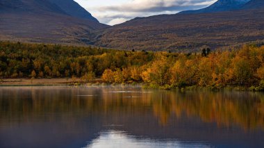 Sonbaharda gündoğumu gölü. Abisko Ulusal Parkı, İsveç 'in kuzeyinde.