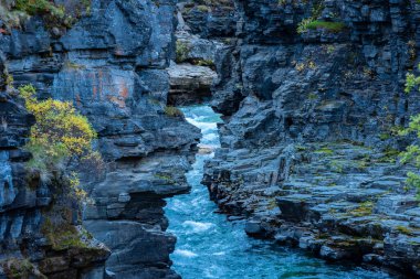 İsveç 'in kuzeyindeki Abisko Ulusal Parkı' nda güzel bir nehir manzarasında gün doğumu sabahı.