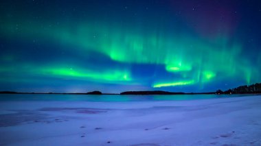 İsveç 'teki sakin göl üzerindeki kuzey ışıklarının manzarası (Aurora borealis) Farnebofjarden Milli Parkı