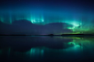 İsveç 'teki sakin göl üzerindeki kuzey ışıklarının manzarası (Aurora borealis) Farnebofjarden Milli Parkı