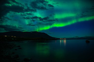 Kuzey ışıkları sakin göl üzerinde doğal görünümünü. İsveç'te Abisko Milli Parkı. 