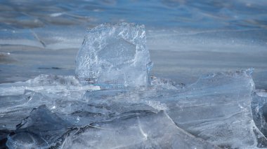 Göl manzarasındaki buz yapısının soyut arkaplanı.