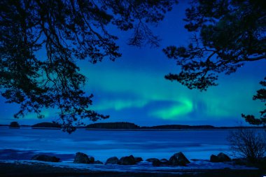 İsveç 'teki sakin göl üzerindeki kuzey ışıklarının manzarası (Aurora borealis) Farnebofjarden Milli Parkı