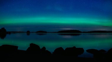 İsveç 'teki sakin göl üzerindeki kuzey ışıklarının manzarası (Aurora borealis) Farnebofjarden Milli Parkı