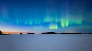 İsveç 'teki donmuş göl üzerindeki kuzey ışıklarının manzarası (Aurora borealis) Farnebofjarden Milli Parkı